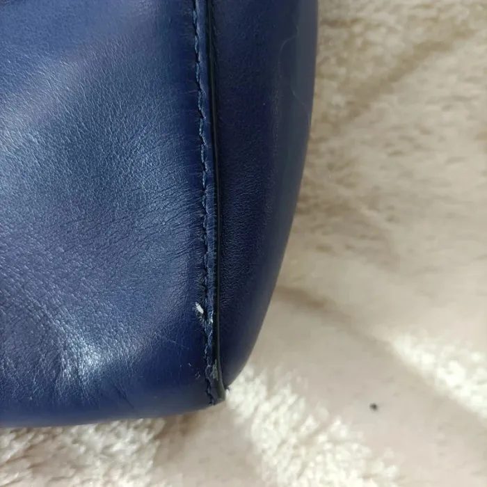 Sac bandoulière Lancaster bleu marine en cuir lisse, chaîne dorée amovible S046 - photo numéro 11