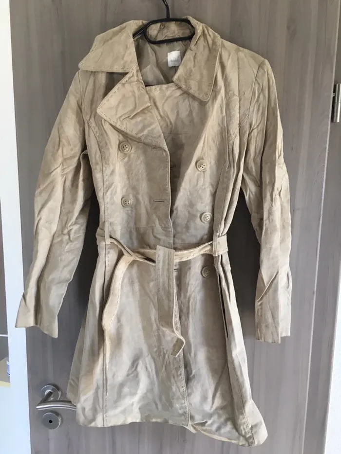 Trench en daim beige ceintré