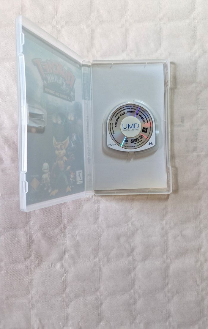 Jeux PlayStation PSP , Ratchet et clank , la taille ça compte , version PAL - photo numéro 2