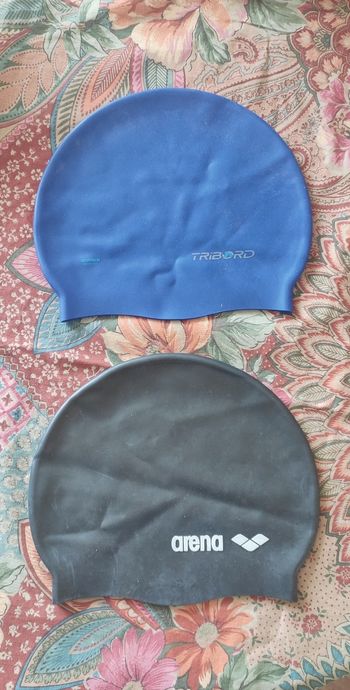 Deux bonnets de bain