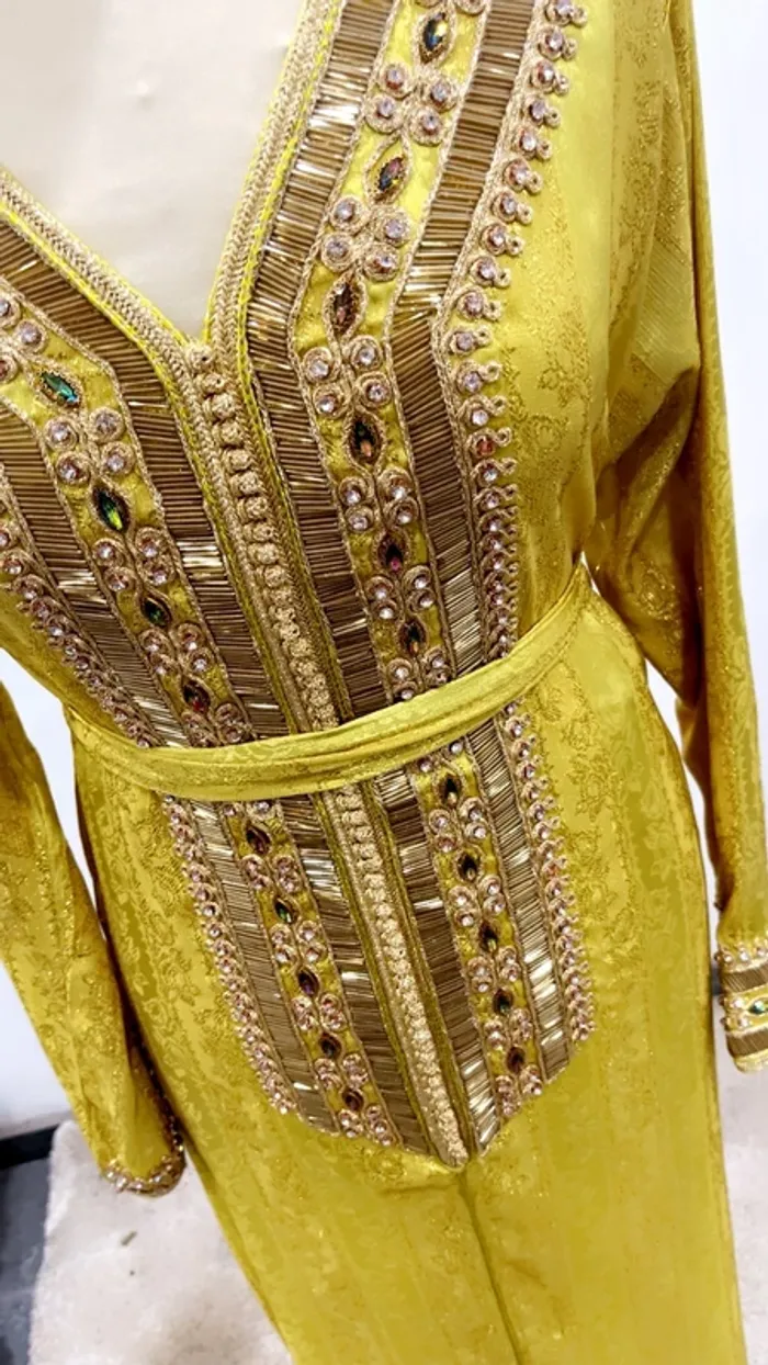 Caftan neuf avec beau travail de perlage