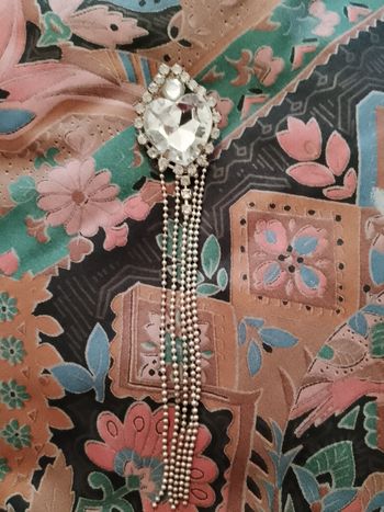 broche en métal argenté et strass translucides vintage années 70.