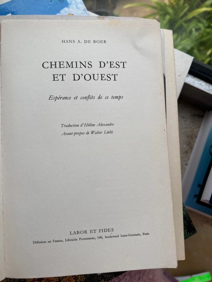 Vieux livre, chemin d’Est et d’Ouest répéter ses conflits de ce temps - photo numéro 5