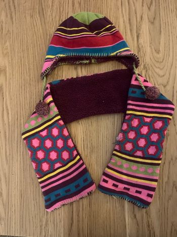 Bonnet avec une écharpe 