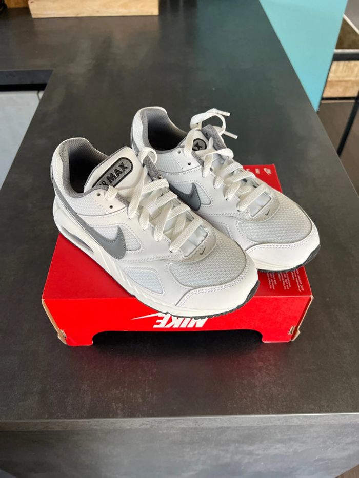 Basket Nike air Max taille 37.5 - photo numéro 3
