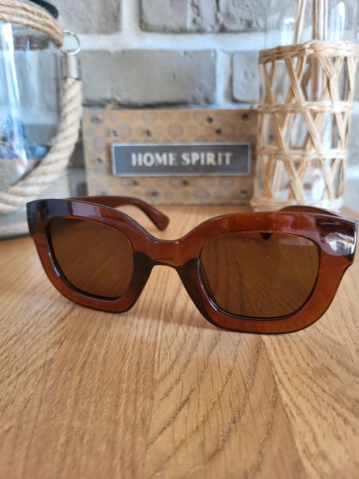 Lunettes de soleil Neuves Catégorie 3 avec etui - photo numéro 2