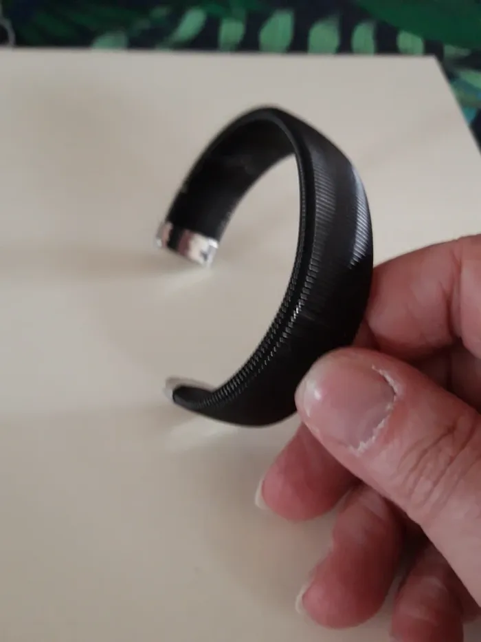 Très joli bracelet rigide noir et argenté - photo numéro 3