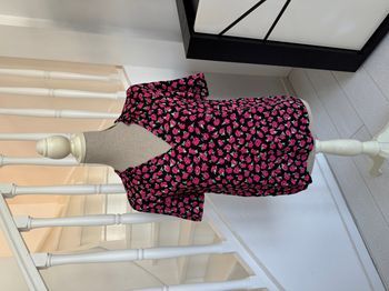 Blouse Camaieu noire et petites fleurs roses