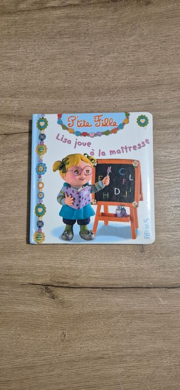 Livre P'tite Fille : Lisa joue à la maîtresse
