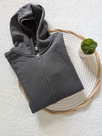 🩶 Veste zippée gris foncé Primark – 8/9 ans