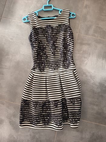 Robe sans manches cintree a la taille