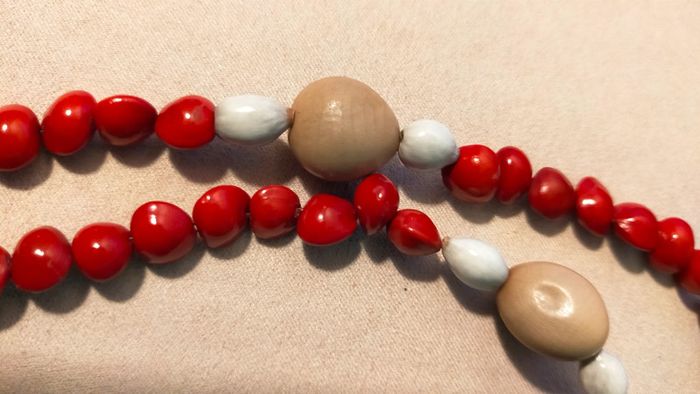 Collier vintage en graines naturelles rouges & ivoire végétal – Collection Terres d’Ailleurs - photo numéro 9