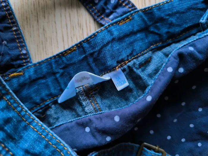 💙 Salopette short en jean Kidkanaï – 5 ans – Détails cœurs - photo numéro 4