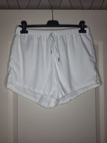 Short taille L (40) neuf sans étiquette 