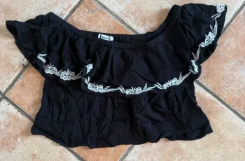 Blouse épaule dénudé taille s Jennyfer à volant noir avec broderie blanche