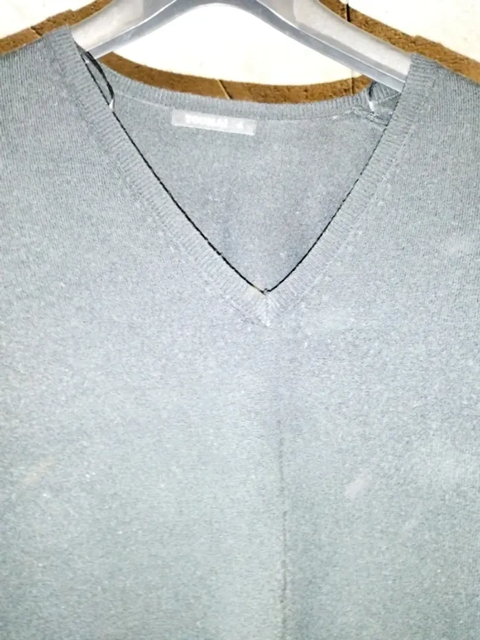 Pull léger col V taille 4 - photo numéro 2