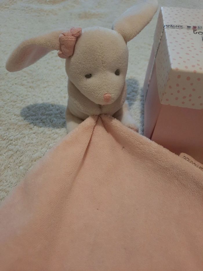 Doudou lapin rose dans sa boîte - photo numéro 2