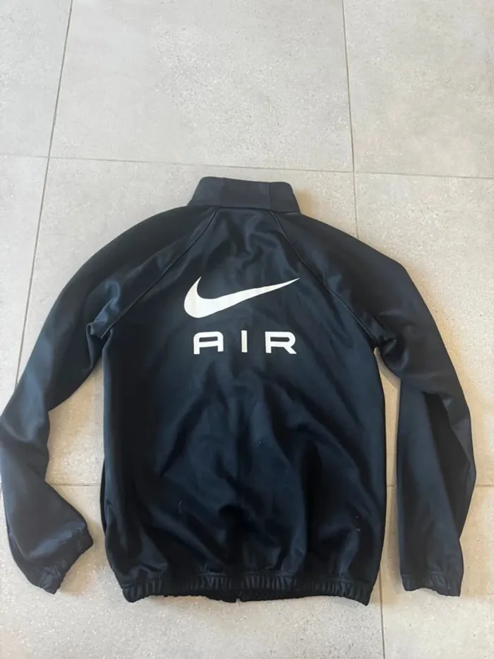 Veste nike air bon état mais il y a quelques traces, taille S - photo numéro 7