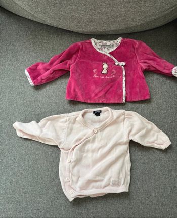 Lot 3 gilets une paire de chaussette et 2 bonnets 3 mois