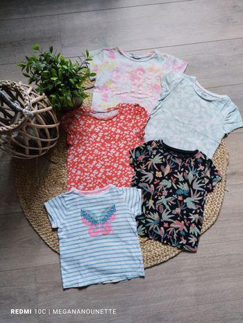 🌸 Lot x5 T‑shirts fleuris – 4 ans – Très bon état