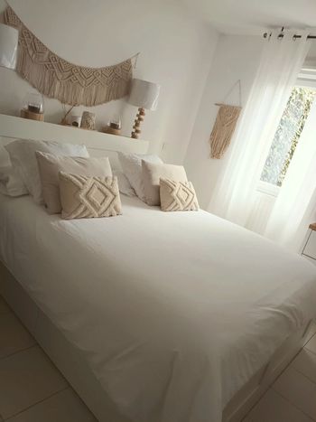 Magnifique parure de lit en coton lavé blanc neuve