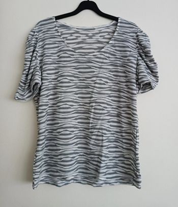 T shirt gris et blanc. Taille 40 / 42.