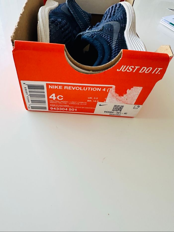 Paire de baskets - Nike Révolution 4 - taille 19,5 - photo numéro 10