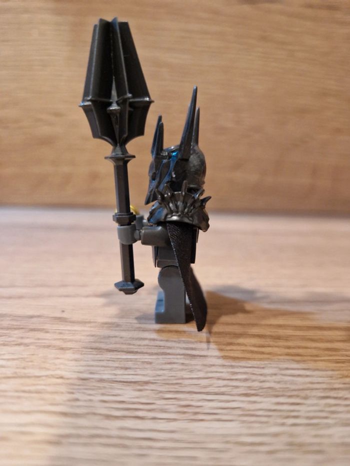 Figurine type lego Sauron avec l'anneau seigneur des anneaux - photo numéro 3