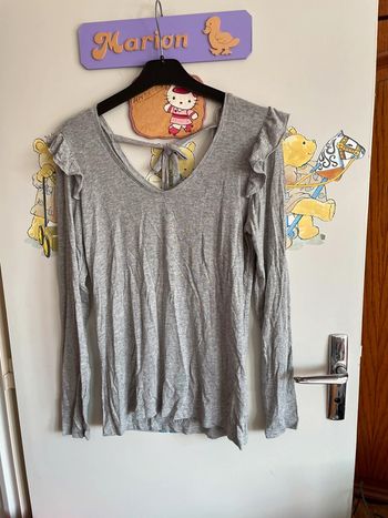 Tee shirt gris à manches longues, taille S, marque Cache Cache.