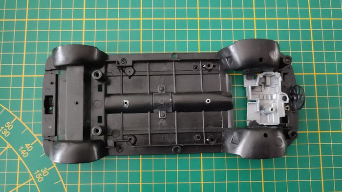 Châssis inférieur pièce détachée miniature Solido Peugeot 206 cc 1/18 1/18e 1/18ème #C13 - photo numéro 3