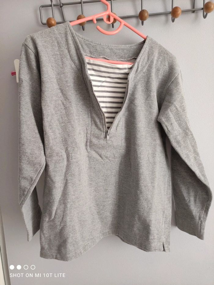 Sweat gris blanche porte
