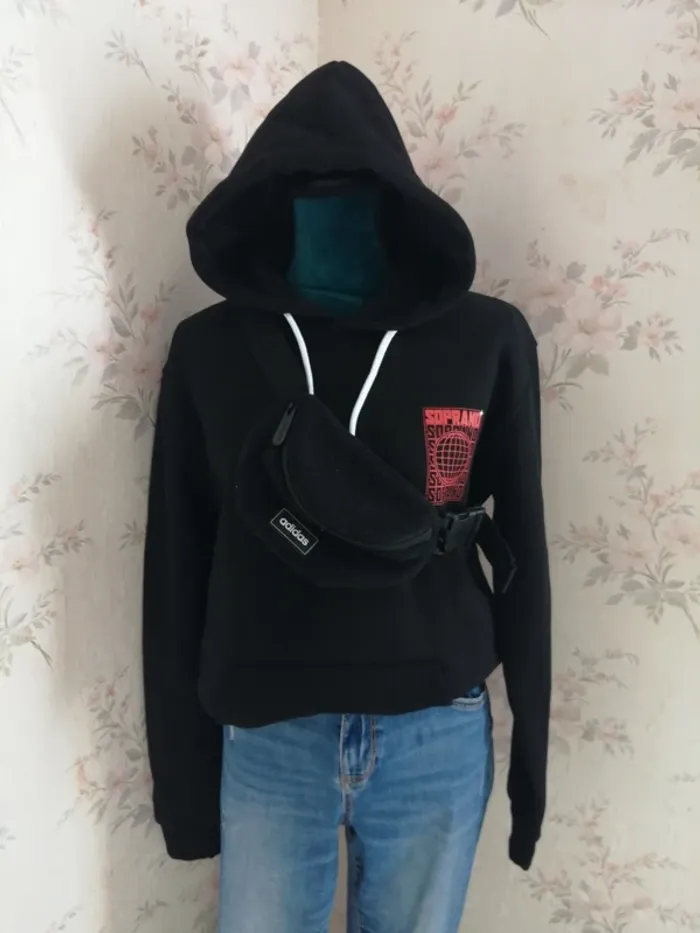 Sweat à capuche mixte noir avec poches et dessin dand le dos / soprano / (L)