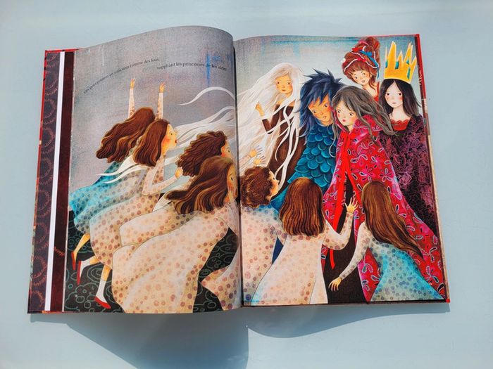 Magnifique livre Mystérieuses Princesses avec des touches métallisées (40) - photo numéro 8