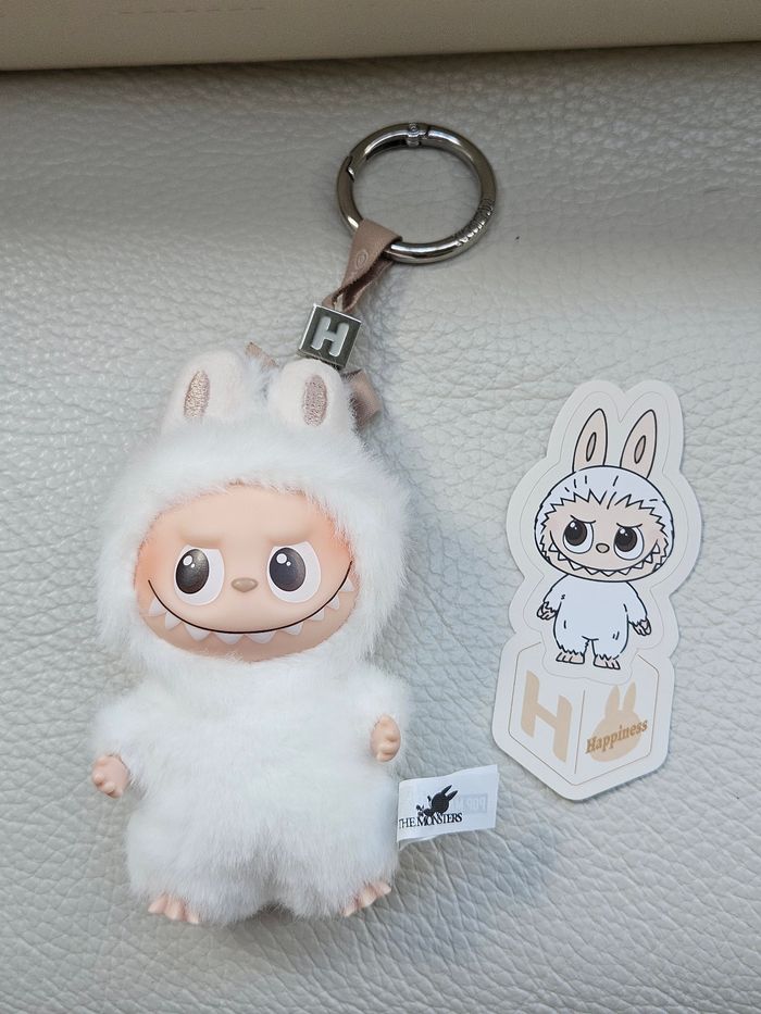 Labubu Pin for Love lettre H blanc Pop Mart - photo numéro 2