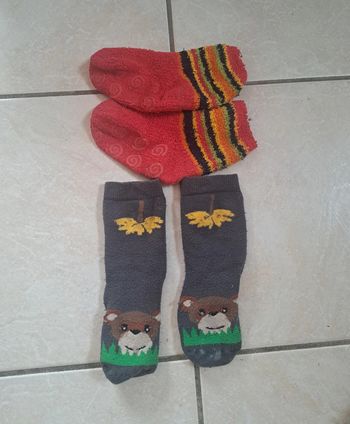 Lot de 2 paires de chaussettes 24/26 antidérapantes en TBE