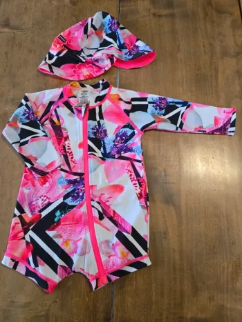 Maillot et chapeau anti-UV Bonds 3-6 mois fille