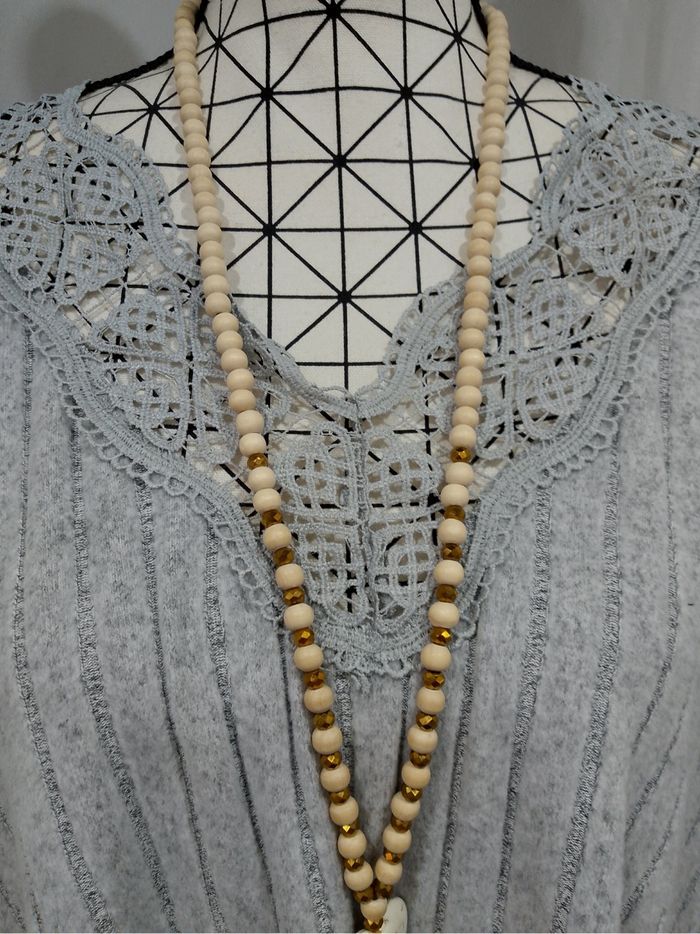 T-shirt grande taille gris avec bordure en dentelle guipure – chic et confortable toutes saisons - photo numéro 2