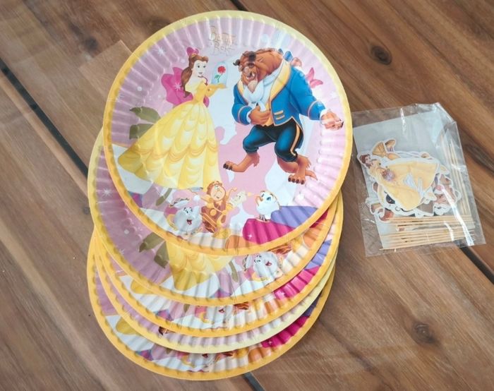 Toile de fond anniversaire la belle et la bête avec figurine et décoration cupcake - photo numéro 2