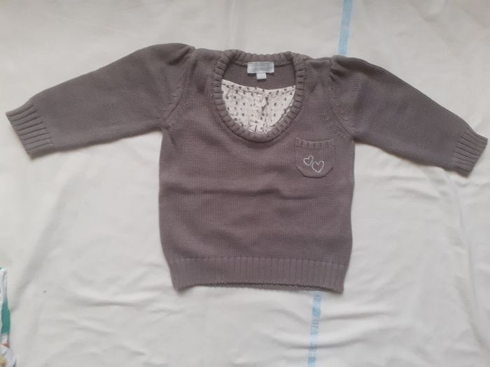 Pull marron avec empiècement  tissu à l'encolure, petite poche avec double coeur