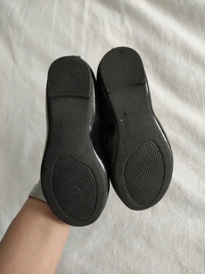 Petite ballerines vernis noir neuve jamais porté taille 26 - photo numéro 4