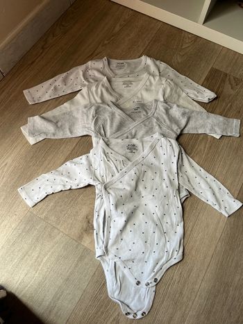 Lot 4 bodies 6 mois mixte
