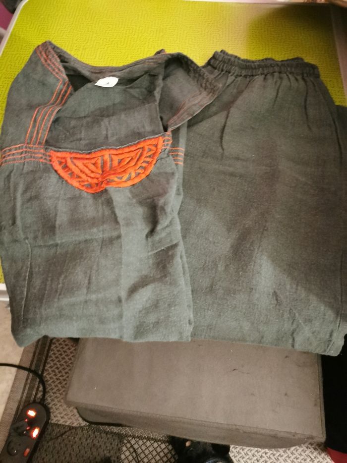 Ensemble pantalon et tunique noir,  broderie rouge - photo numéro 3