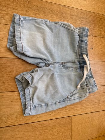 Short garçon Kiabi en très bon état bleu clair 5 ans 