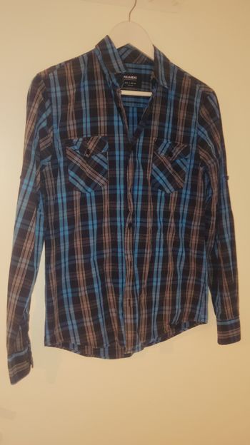 Chemise bleue pull et noire