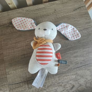 Lapin grelot tape à l'oeil