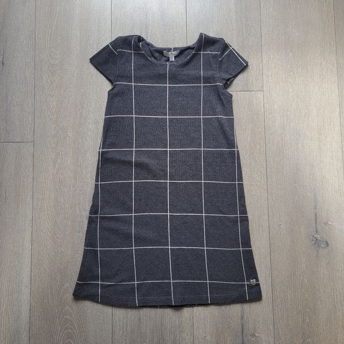Robe longue et douce, grise foncée à rayures blanche. Fille 8/9 ans. Marque Tom Tailor