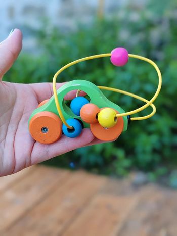 Voiture en bois avec jeu de perles en bois