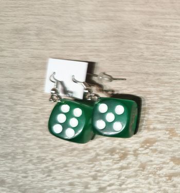 Dés à jouer verts en résine en boucles d'oreilles