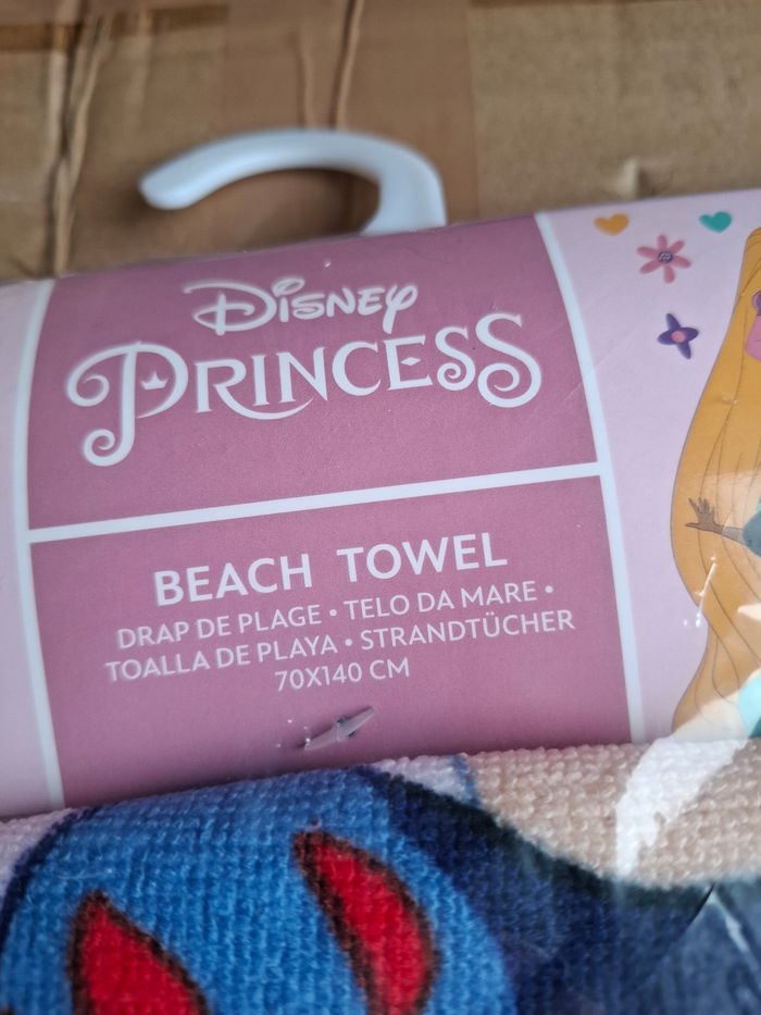 Magnifique serviette de plage ou piscine neuve princesse - photo numéro 2