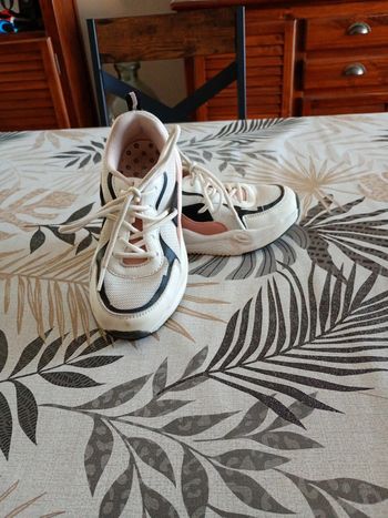 Basket fille blanche rose noire et bleu Liberto 31